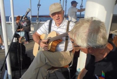 Zapraszamy na uroczyste odsłonięcie pomnika Jerzego Porębskiego patrona  XXXVII Festiwalu Piosenki Morskiej „Wiatrak” !